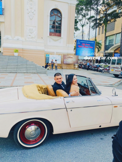 Thuê xe cổ điển mui trần Datsun chụp hình cưới chỉ từ 2.000.000 đồng